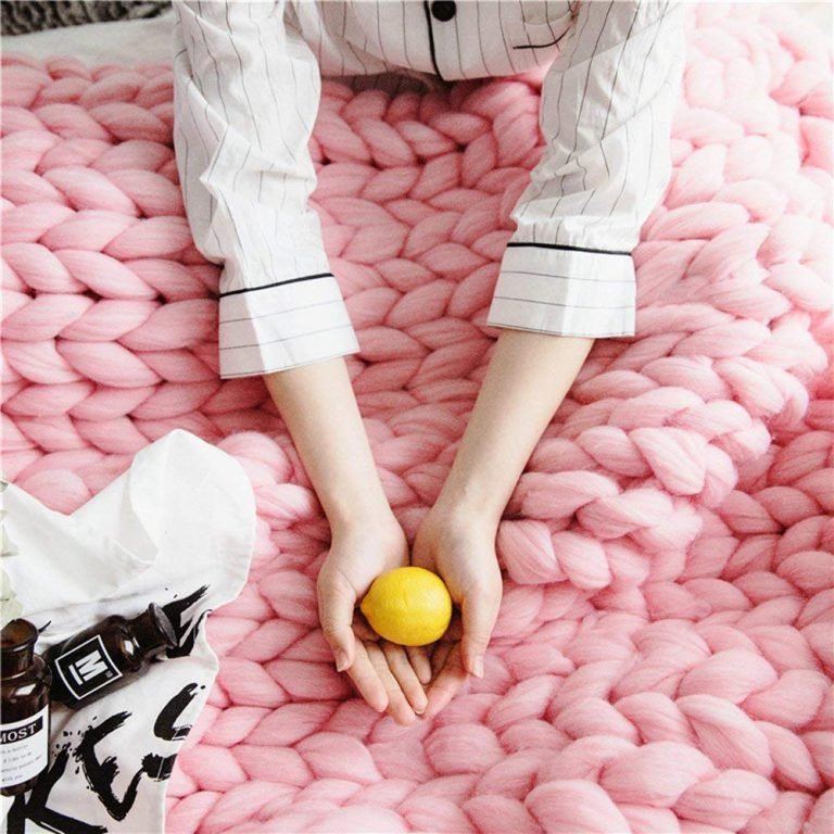 Winter Throw Blankets for a Cute & Warm Look