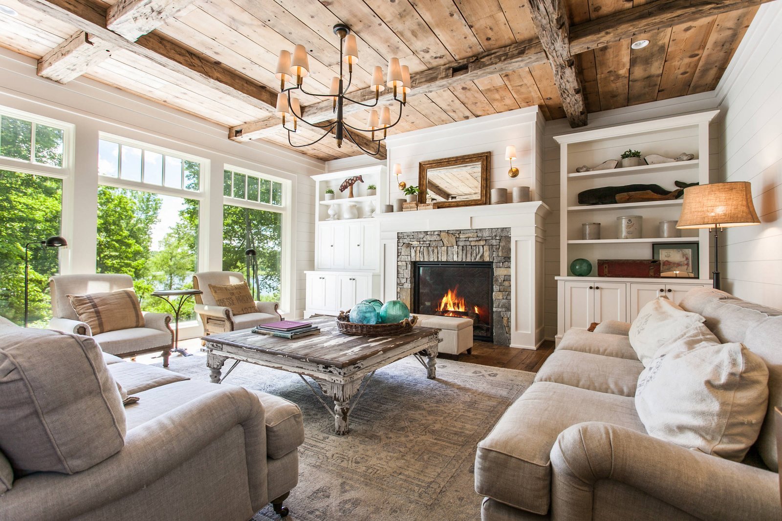 Rustic and Chic: How to Create a Farmhouse Living Room